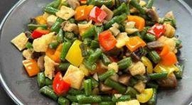 简易健康餐：彩蔬炒豆角 平易近人的长豇豆美味做法