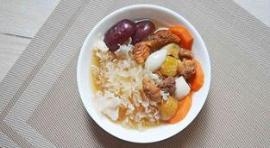百合养阴润肺雪耳滋润皮肤 入秋喝姬松茸雪耳养颜素汤