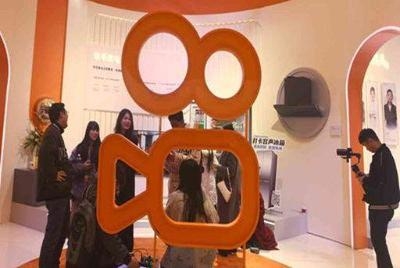 可灵AI海外市场受欢迎,快手获券商唱好股价飙一成 可灵AI海外市场受欢迎,快手获券商唱好股价飙一成