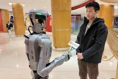 机器人当两会助手 由表演迈向“能干活” 机器人当两会助手 由表演迈向“能干活”