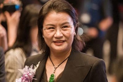 “手机玻璃女王”周群飞 登中国女首富